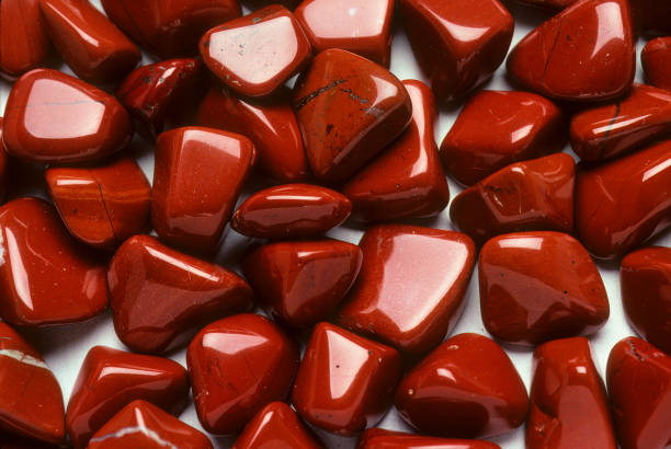 Pedra de jaspe vermelho simbolizando segurança e estabilidade emocional