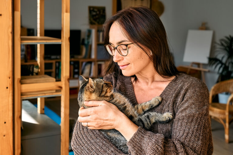 Tutora olhando para o seu pet