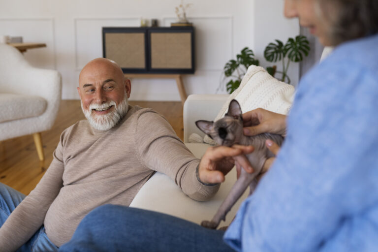 Senhor fazendo carinho em um gato