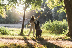dona brincando com o cachorro